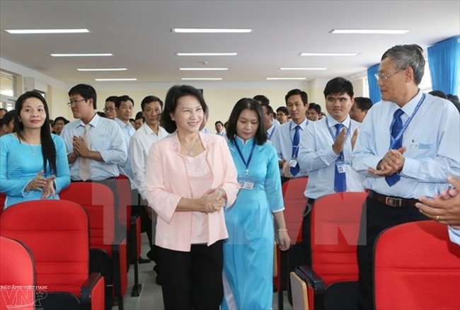 La présidente de l’AN visite l’école normale supérieure technique de Vinh Long - ảnh 1